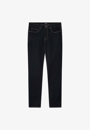 Vaqueros de mezclilla azul oscuro con corte ajustado, diseño de cinco bolsillos, costuras en contraste y cremallera tradicional.