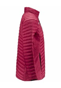 Giacca piumino rossa con design trapuntato, colletto alto e tasche laterali con zip. Texture liscia, forma aderente e materiale leggero.