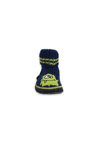 Gestrickter Hausschuh in Marineblau mit grünem Monsterdesign, ausgestattet mit einem gerippten Bündchen und einem gestreiften Akzent, Gummisohle für guten Halt.