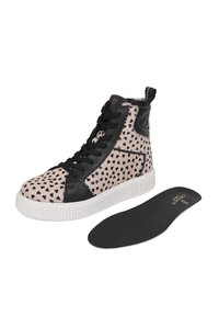 High-Top-Sneaker mit einem gepunkteten pinken und schwarzen Design, Leder- und strukturiertem Material, schwarzen Schnürsenkeln und einer weißen Gummisohle. Herausnehmbares Fußbett inklusive.
