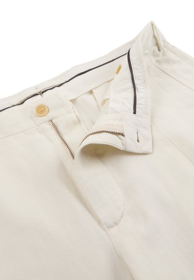 Off-White-Hose mit offenem Reißverschluss, Knopfverschluss und sichtbarer Bundnaht auf weißem Hintergrund.