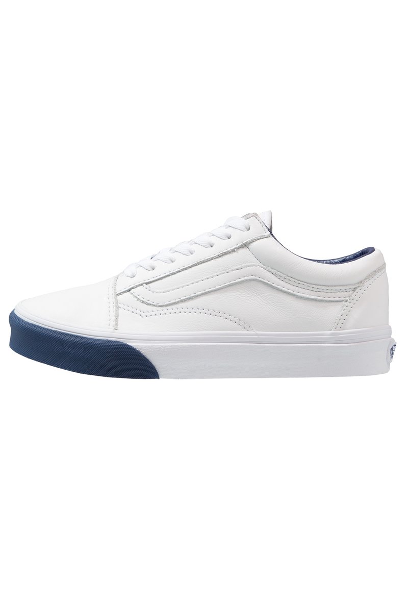 Bílé kožené tenisky s nízkým profilem, vybavené tmavě modrou gumovou podešví, šněrováním a jemnými švy po stranách.