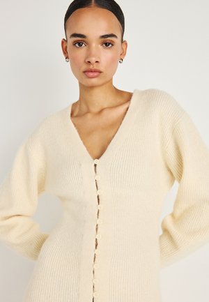 SHAPED DRESS - Strikket kjole - vanilla yellow