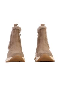 Bottines en daim beige avec un col en fourrure, des côtés élastiques et une semelle en caoutchouc blanche. Le design est simple et épuré.