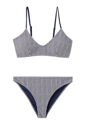 Conjunto de bikini de dos piezas con patrón de rayas finas en azul marino y blanco, tirantes ajustables en la parte superior y bragas a juego de talle medio.