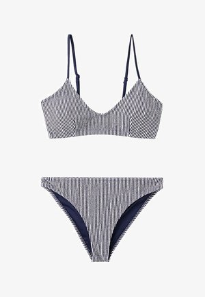 Ensemble bikini deux pièces avec motif à fines rayures bleu marine et blanches, bretelles réglables sur le haut, et bas assortis taille mi-haute.