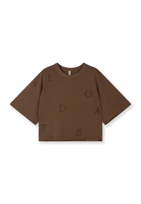 Camiseta marrón corta de manga corta con letras bordadas dispersas que forman la palabra "1 O D A Y S."