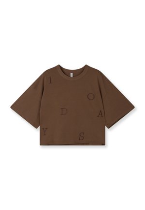 Braunes, kurzärmliges, verkürztes T-Shirt mit verstreuten bestickten Buchstaben, die "1 O D A Y S" bilden.