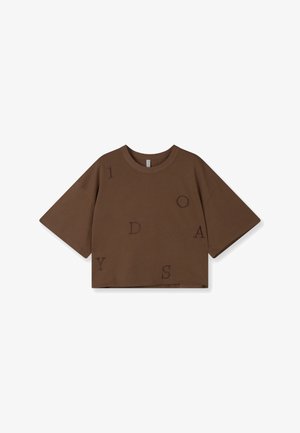 Braunes, kurzärmliges, verkürztes T-Shirt mit verstreuten bestickten Buchstaben, die "1 O D A Y S" bilden.