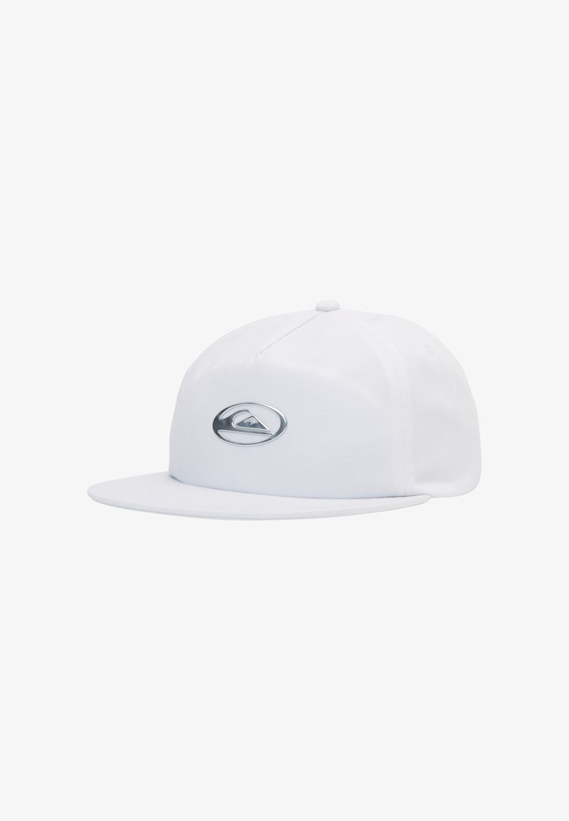 Gorra de béisbol blanca de tela con visera plana. Presenta un parche de logo plateado en la parte frontal y un botón en la parte superior.