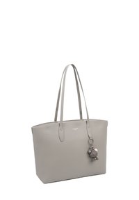 Grijze getextureerde tote bag met twee lange handvatten, voorzien van een kleine beren sleutelhanger als accent en een subtiele logo op de voorkant.