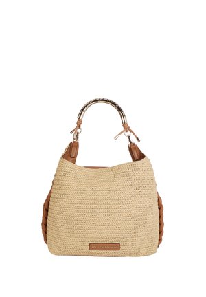 Bolso tejido beige con lados de cuero marrón, asa metálica dorada con texto grabado y una pequeña etiqueta de cuero que dice Lola Casademunt.