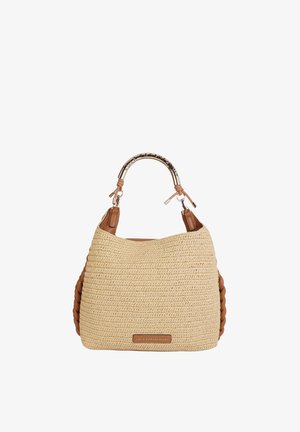 Sac à main tissé beige avec côtés en cuir marron, poignée métallique dorée gravée de texte, et petite étiquette en cuir indiquant Lola Casademunt.