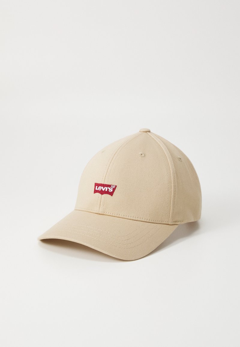 Beige baseballpet van katoen met een gebogen klep, met een rood Levi's logo patch op de voorkant.