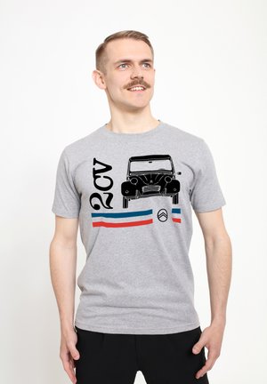 Graues Baumwoll-T-Shirt mit einem schwarzen Grafik eines Oldtimers und "2CV"-Text sowie roten und blauen horizontalen Streifen darunter. Kurze Ärmel.