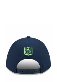 Marineblaues Cap mit grünem NFL-Logo-Stickerei auf der Rückseite, mit verstellbarem Kunststoffverschluss und strukturiertem Stoff.