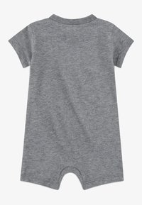 Grå kortermet romper laget av myk stoff, med et enkelt design, rund hals og kneppning nederst.