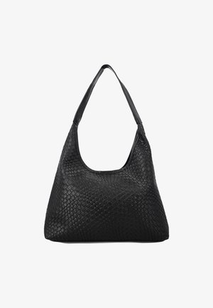 Černá pletená kožená taška přes rameno s jedním popruhem a půlměsícovým horním otvorem, zobrazena na bílém pozadí.