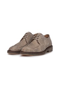 Une paire de chaussures de ville en feutre marron avec des lacets, dotées de détails cousus et de semelles foncées sur un fond blanc.