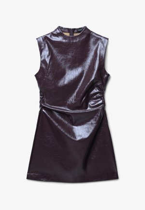 Burgunderfarbenes Kunstlederkleid mit hohem Kragen, ärmellosem Design, gerafftem Detail an der Taille und einer glatten, glänzenden Textur.