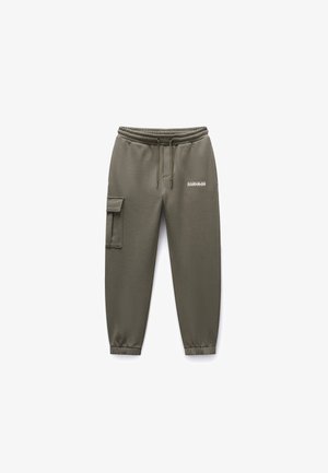 Olivově zelené tepláky s elastickým pasem a manžetami u kotníků. Obsahují boční cargo kapsu a jemné bílé logo na přední části. Měkká textura.