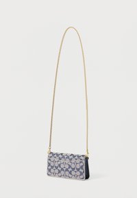 Μικρό πορτοφόλι σε σκούρο μπλε και μπεζ μοτίβο, με χρυσή αλυσίδα ως λουράκι, κρεμασμένο μπροστά σε λευκό φόντο.