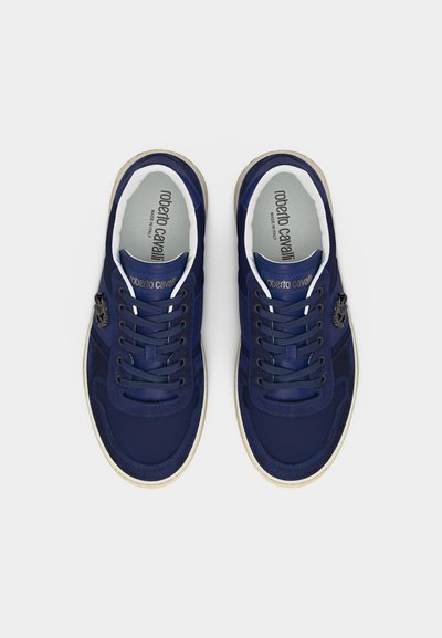 Ζεύγος σκούρων μπλε αθλητικών παπουτσιών Roberto Cavalli με λευκές σόλες, μαύρα κορδόνια και λογότυπο στις εσωτερικές σόλες και στις πλευρές, απόψη.