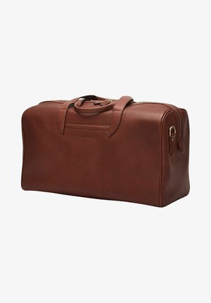 Ruskea nahkainen matkakassi, jossa on kaksoiskahvat, kultaiset metalliosat, vetoketjukiinnitys ja sileä pinta. Ei ulkopokkeja, minimaalinen brändäys.