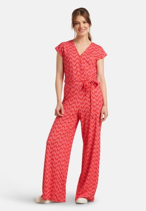 Roter gemusterter Jumpsuit mit V-Ausschnitt, kurzen Ärmeln, gebundenem Taillenband und weit geschnittenen Hosenbeinen mit einem geometrischen weißen Design.