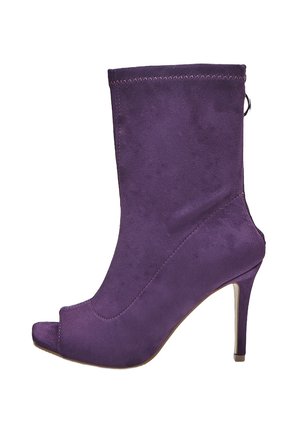 Stivaletto alto in suede viola con punta aperta e chiusura con zip sul retro.