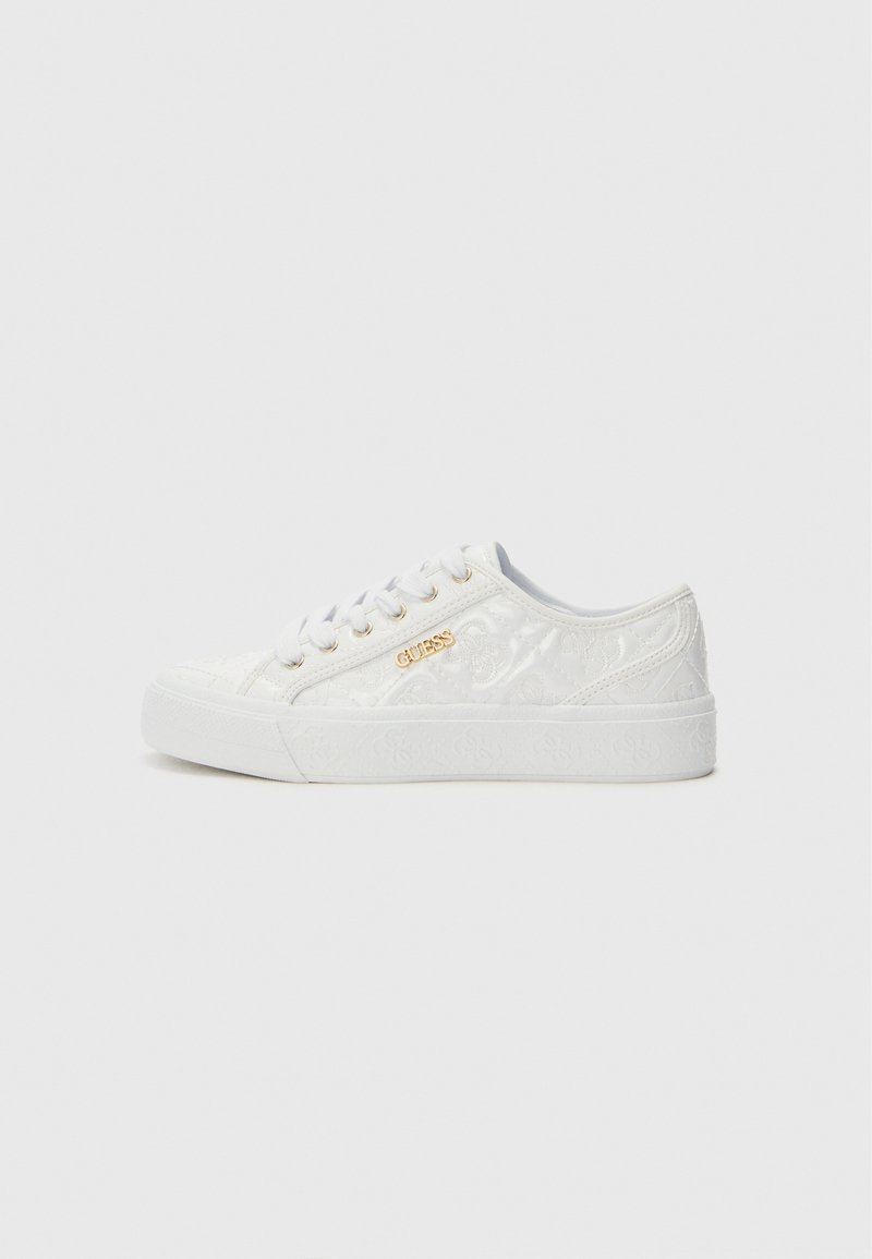 Białe sneakersy z teksturowaną cholewką, ozdobione wytłoczonymi wzorami, złotym logo i białą gumową podeszwą. Sześć otworów na białe sznurówki.