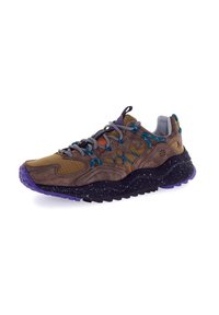 Sneaker marrone in suede e mesh con punta testurizzata gialla, lacci grigi e suola maculata nera con accenti viola.