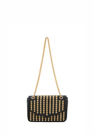 Černá kabelka na zápěstí se zlatými ozdobnými hroty, texturovanou tkaninou a zlatým řetízkem na rameno, s klopou a obdélníkovým tvarem.