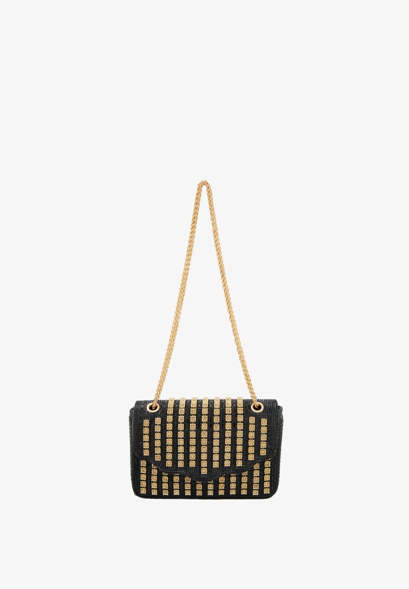 Schwarze Clutch-Tasche mit goldenen, genagelten Verzierungen, strukturiertem Stoff und einer goldenen Kettenriemen, ausgestattet mit einem Klappverschluss und einer rechteckigen Form.