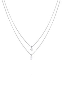 Collana argentata a doppio strato con due pendenti circolari; texture liscia, fini maglie della catena e design minimalista.