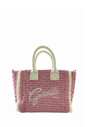 Borsa tote rosa intrecciata con manici in tessuto bianco e la scritta "Gaelle Paris" ricamata sul davanti, con bordi verticali sfrangiati.