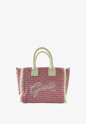 Borsa tote rosa intrecciata con manici in tessuto bianco e la scritta "Gaelle Paris" ricamata sul davanti, con bordi verticali sfrangiati.