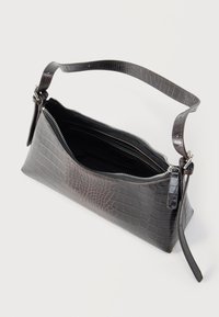 Σκούρα καφέ δερμάτινη τσάντα ώμου με ανάγλυφη υφή κροκό και ασημένιο φερμουάρ μερικώς ανοιχτό, αποκαλύπτοντας μαύρο εσωτερικό και εσωτερική τσέπη με φερμουάρ.