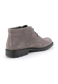 Botín de ante gris hasta el tobillo con cierre de cordones, superficie texturizada y una resistente suela de goma negra con un diseño de banda de rodadura estampado.