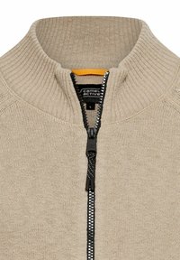 Beige zip-up sweater with a ribbed collar, featuring a black zipper and pull, and an orange inner lining. Label reads "Camel Active," size L.