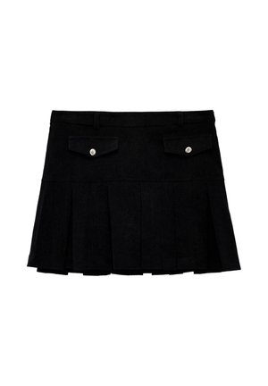 Mini-jupe plissée noire avec ceinture, deux poches avant à rabat, chacune fermée par un bouton argenté.
