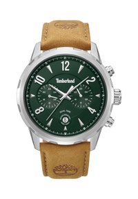 Reloj plateado redondo con un dial verde, marcadores de horas blancos y características de cronógrafo. Correa de cuero marrón con grabado del logotipo. Resistente al agua hasta 50m.