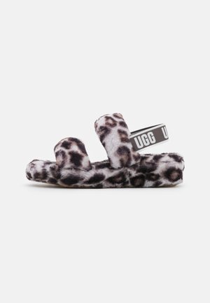 Åben tå, blød leopardmønstret sandal med to stropper og UGG-mærket elastisk hælrem.