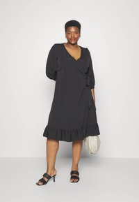 ONLY Carmakoma CARLIVIA 3/4 WRAP - Kasdienė suknelė - black