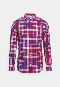 Camisa de manga larga con botones, en un patrón de cuadros rojo, azul y blanco. Presenta un cuello puntiagudo y un logo en el bolsillo del pecho. Tejido de algodón.