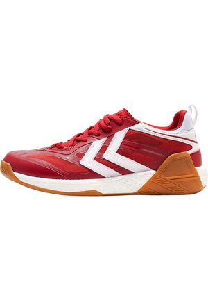 Roter Sportschuh mit einem schlanken Design, ausgestattet mit einer Mischung aus synthetischen Materialien, weißen Akzenten, einer strukturierten Sohle und einem gepolsterten Kragen.
