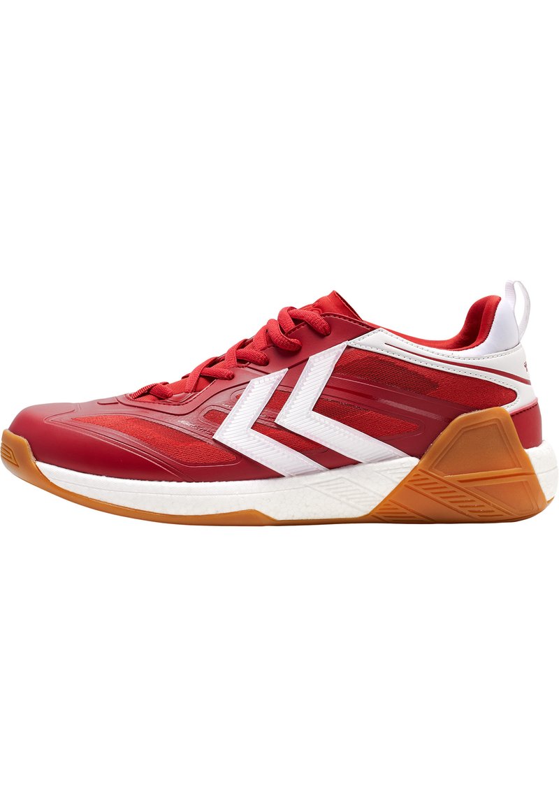 Bottine de sport rouge au design élégant, dotée d'un mélange de matériaux synthétiques, d'accents blancs, d'une semelle texturée et d'un col rembourré.