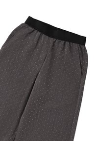 Szerokie, szare spodnie w wzory z czarnym elastycznym paskiem w talii. Wyróżniają się małymi, odblaskowymi kropkami na całej powierzchni materiału, co podkreśla ich design.