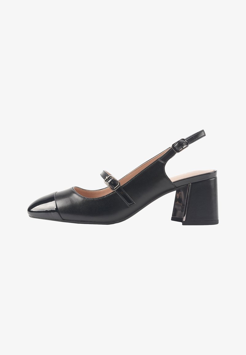 Juoda odinė slingback kulnine su smailiu nosiu, blizgiu įkulniu, reguliuojamu dirželiu ir stambiu blokuoto kulno. Lygi tekstūra ir elegantiškas dizainas.