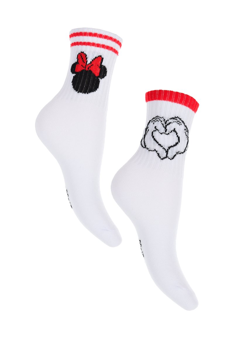Calcetines blancos hasta el tobillo con puños a rayas rojas. Un calcetín presenta la silueta negra de un personaje con un lazo rojo, mientras que el otro tiene un diseño de corazón.